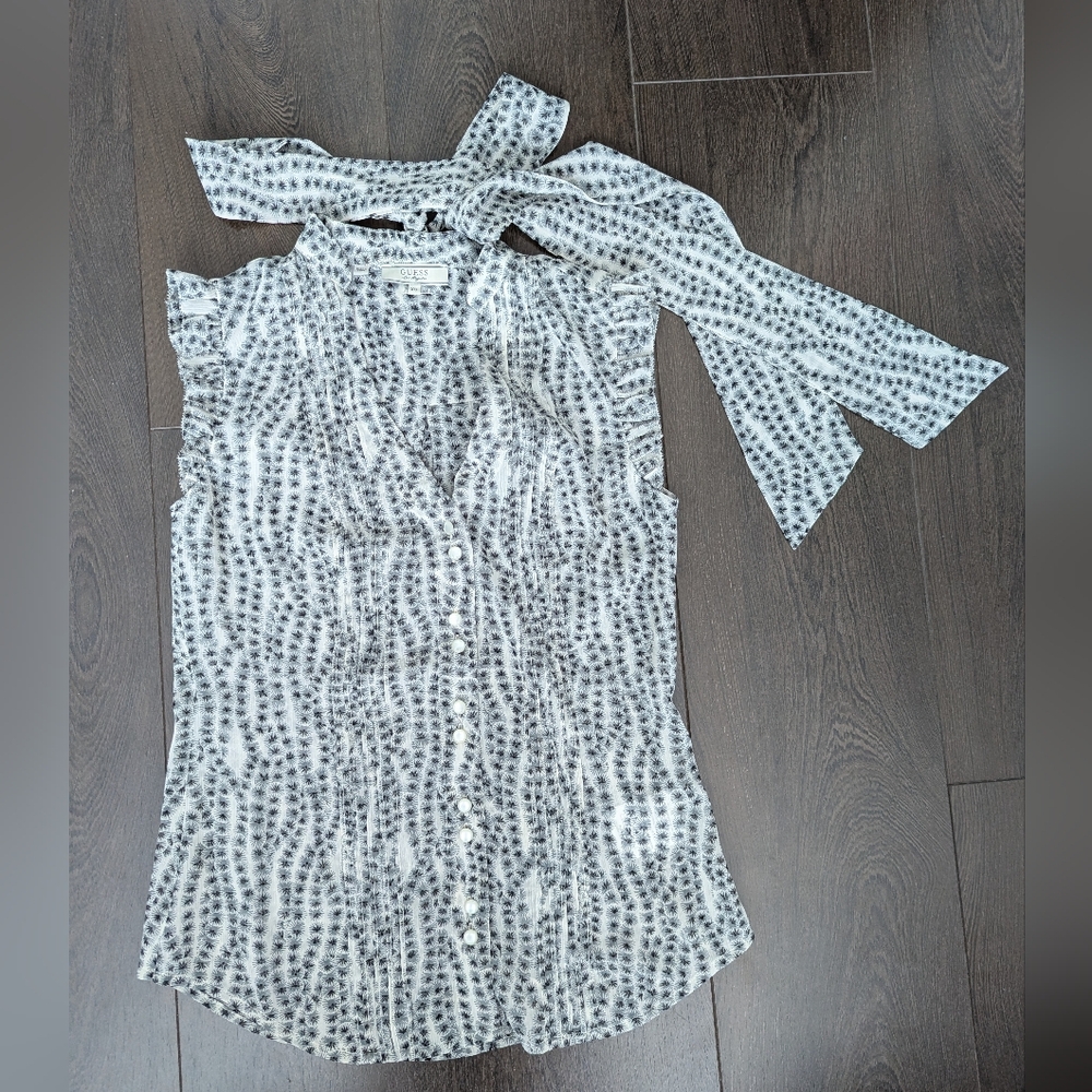 EUC Guess Sleeveless Button Down Shirt